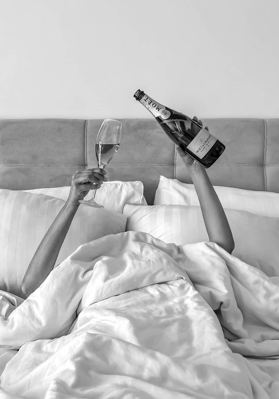 Woman Drinking Wine in Bed Plakat - Posterbox.no