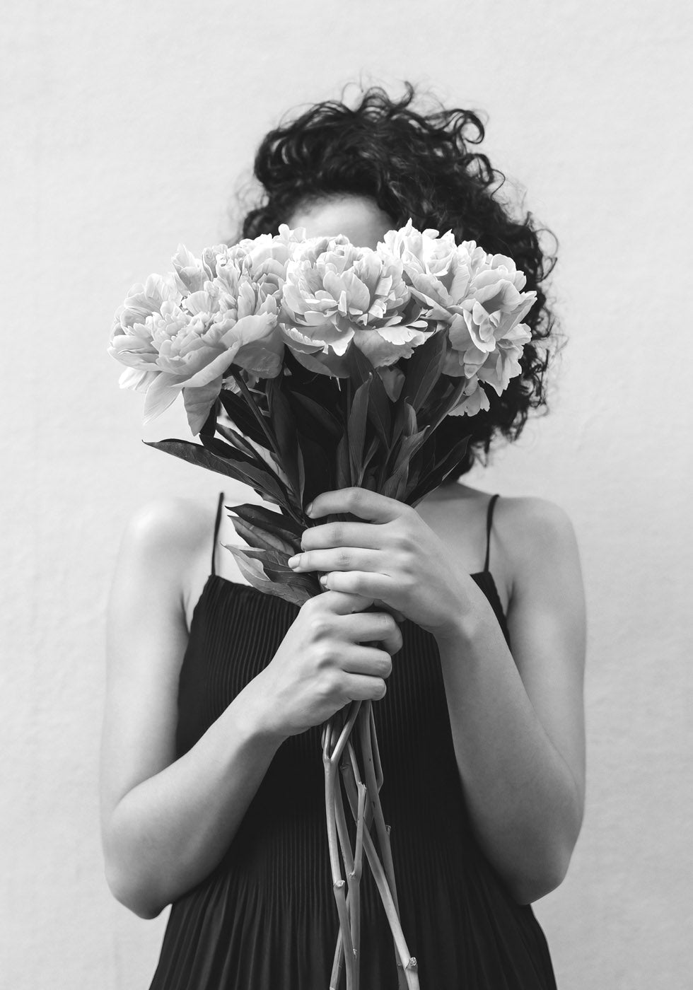 Women Holding Bouquet Plakat - Posterbox.no