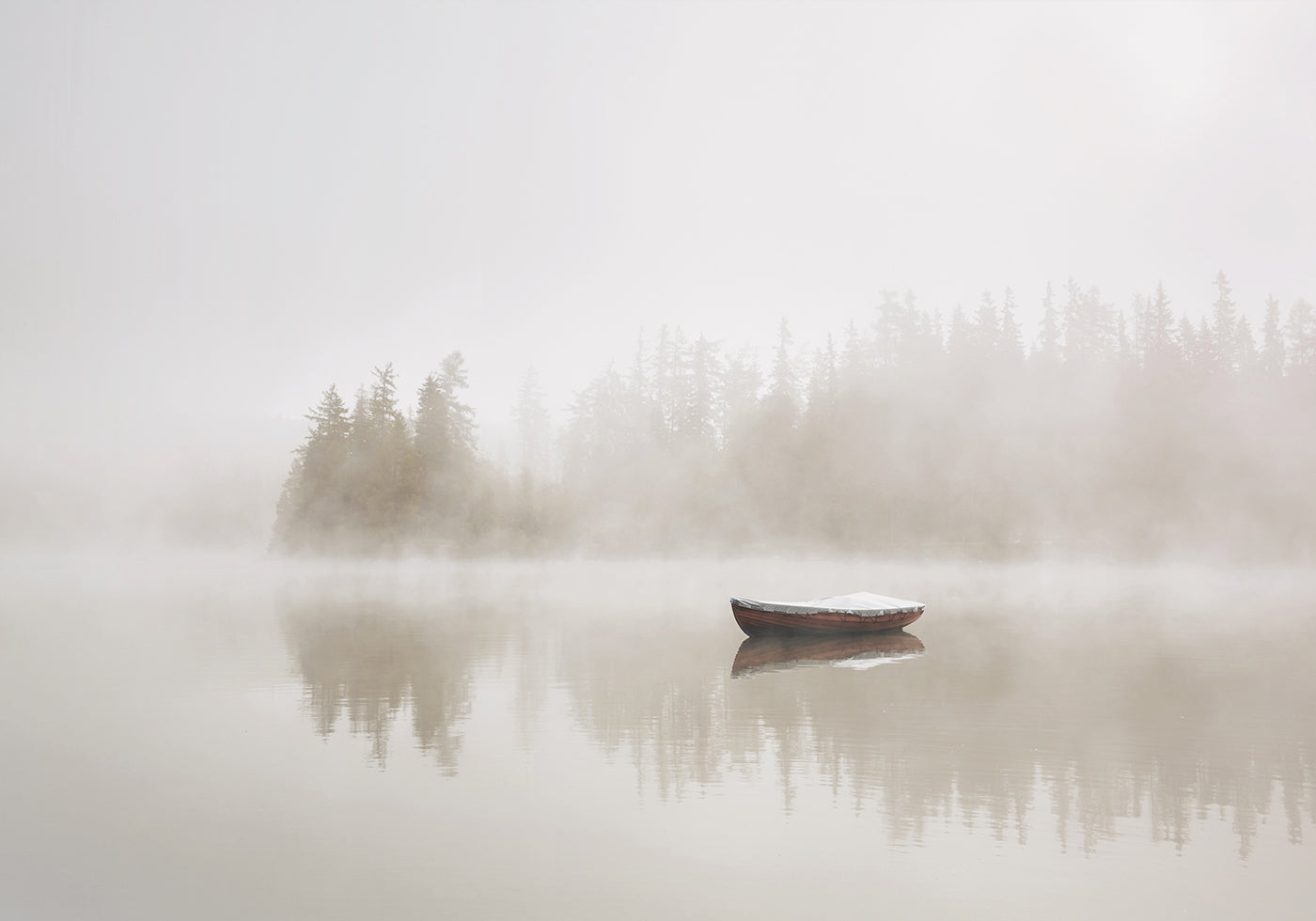 Solitary Boat on a Foggy Lake Plakat