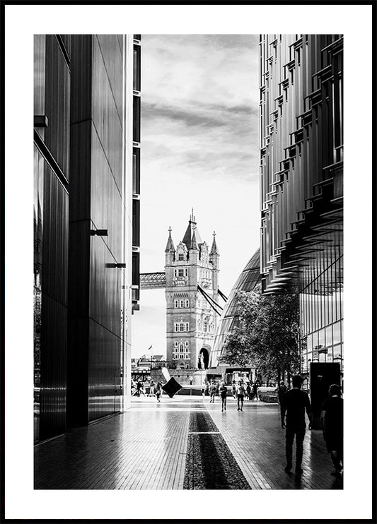 Tower Bridge Framed by Modern Architecture Plakat