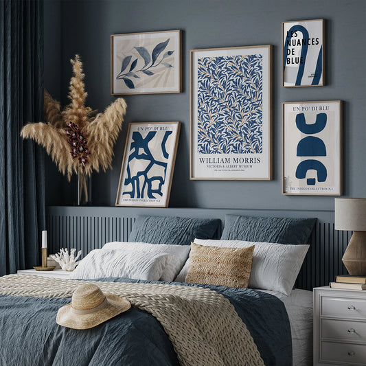 Elegant Wall Art Display in a Bedroom Plakat