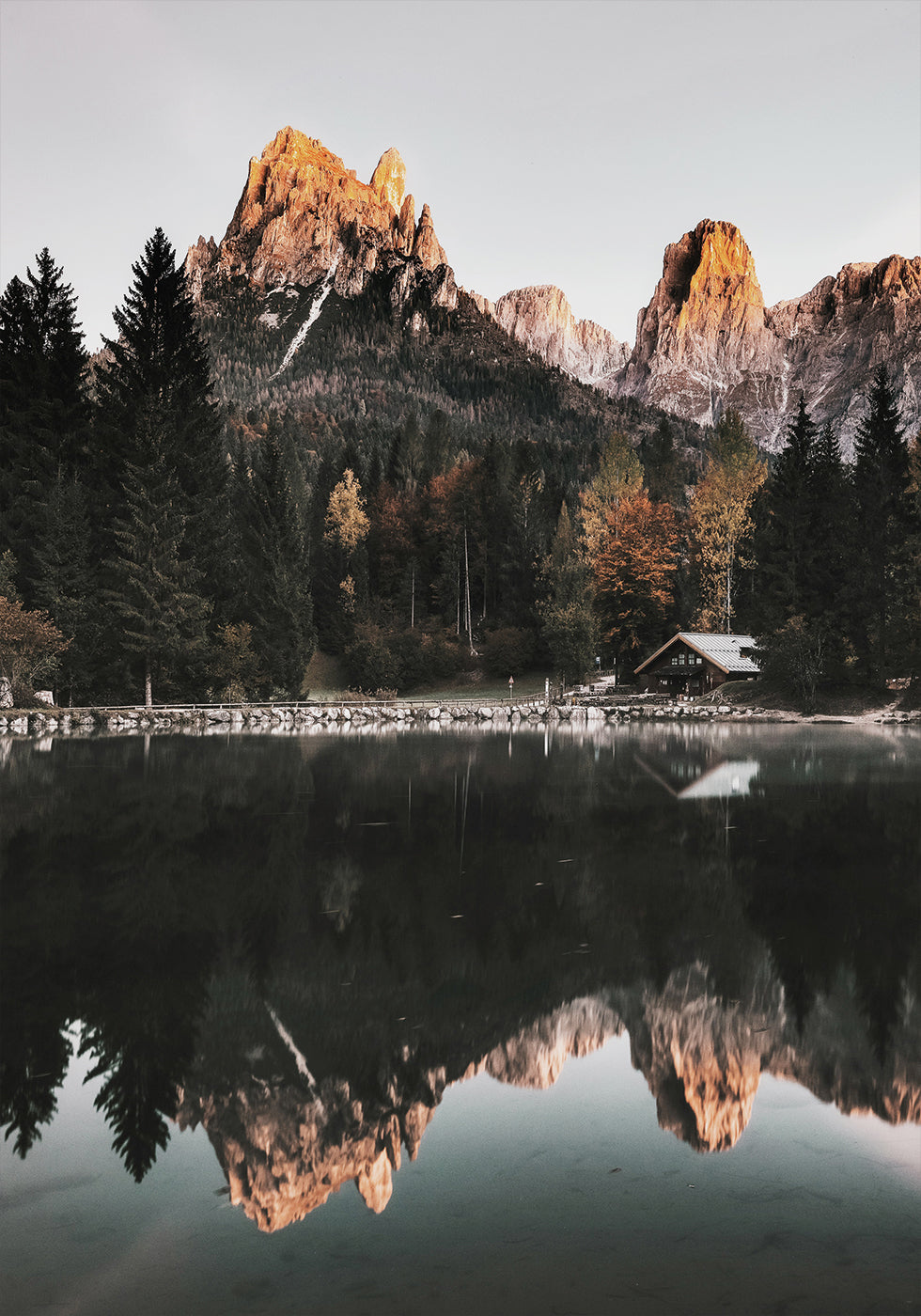 Reflection of Serenity House by the Mountain Lake Plakat