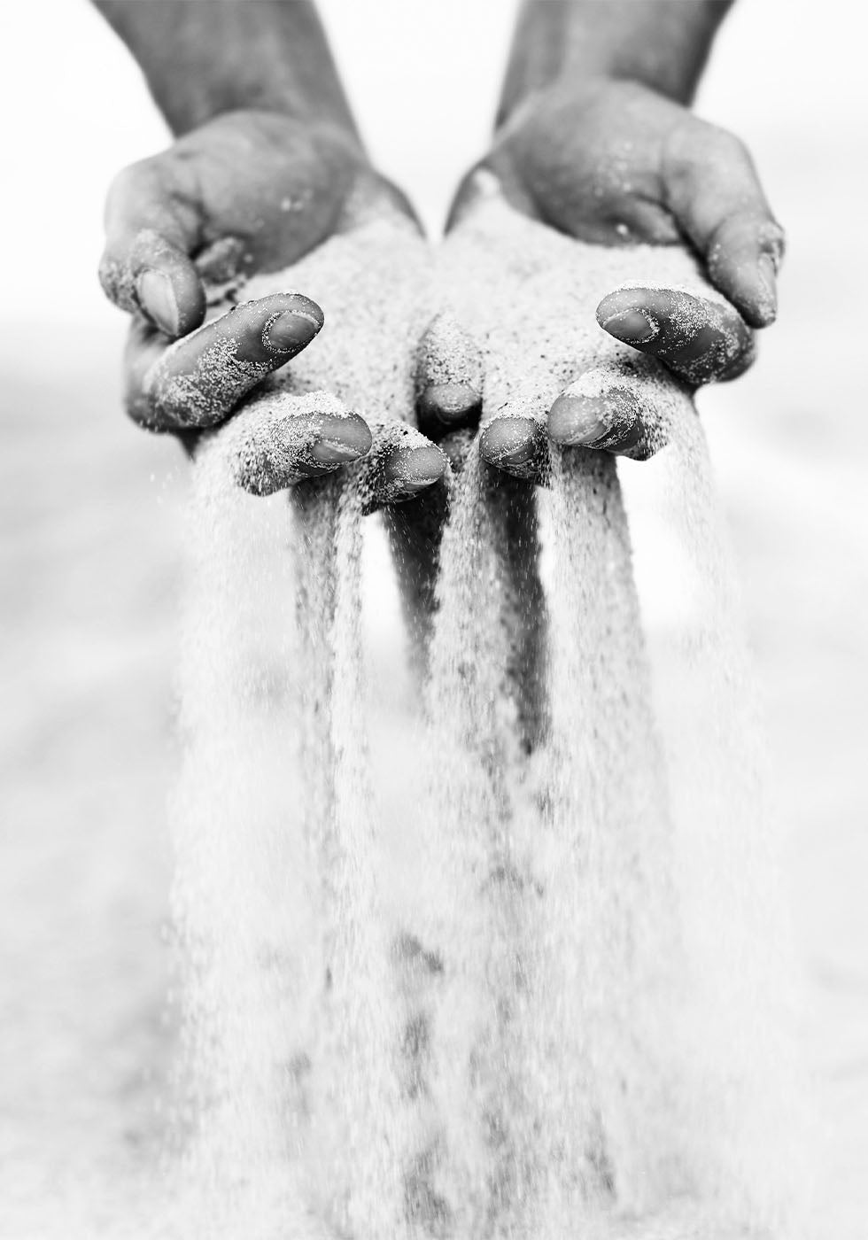 Sand Falling From Hands (B&W) Plakat