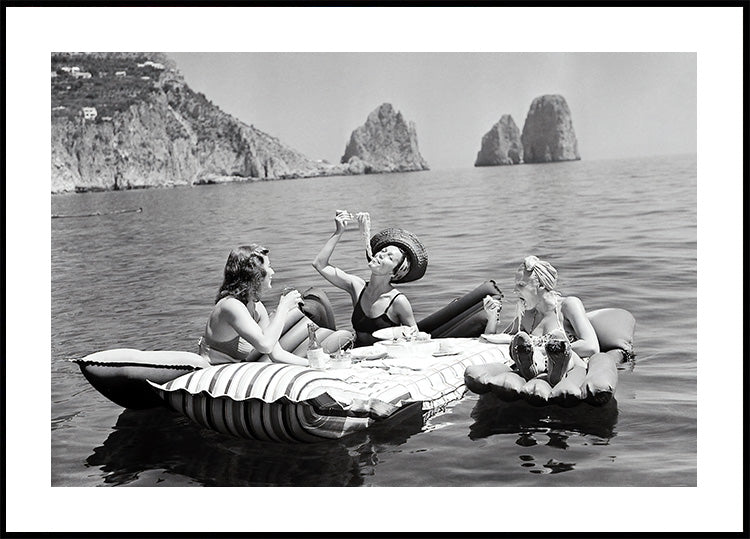 Women Eating Pasta on Lake Plakat