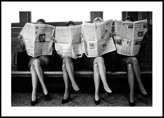 Women Reading Newspapers Plakat