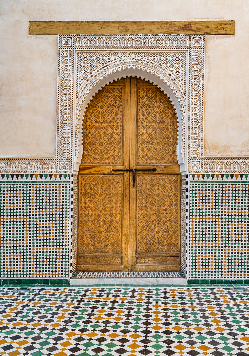 Decorated brown wooden door in Morocco Plakat